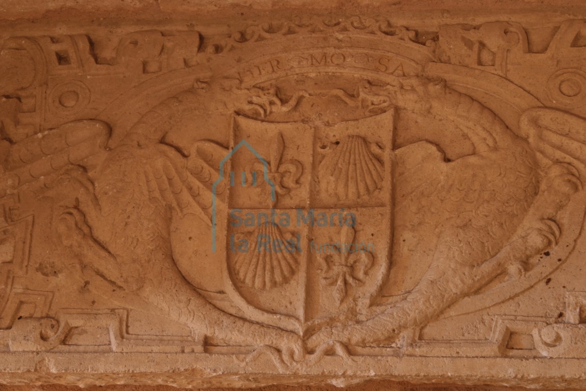 Detalle de la lauda dentro del arcosolio, Armas de los Hermosa