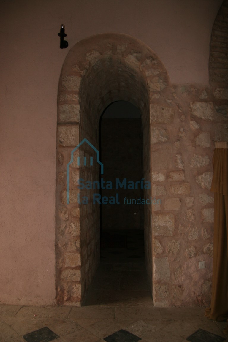 Arco que comunica la nave con la colateral