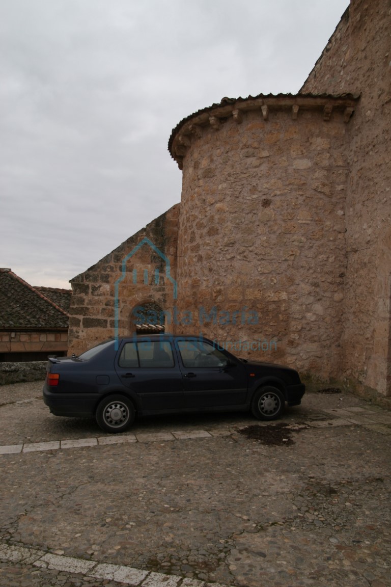 Fachada este con el ábside