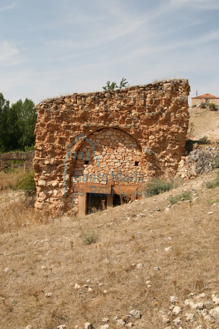 Roza de un arco de medio punto en el muro oriental