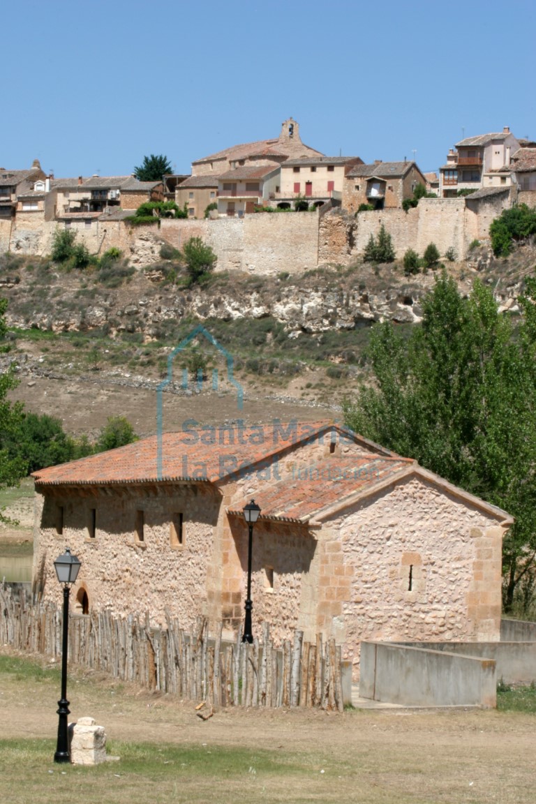 Panóramica de la ermita con la villa al fondo
