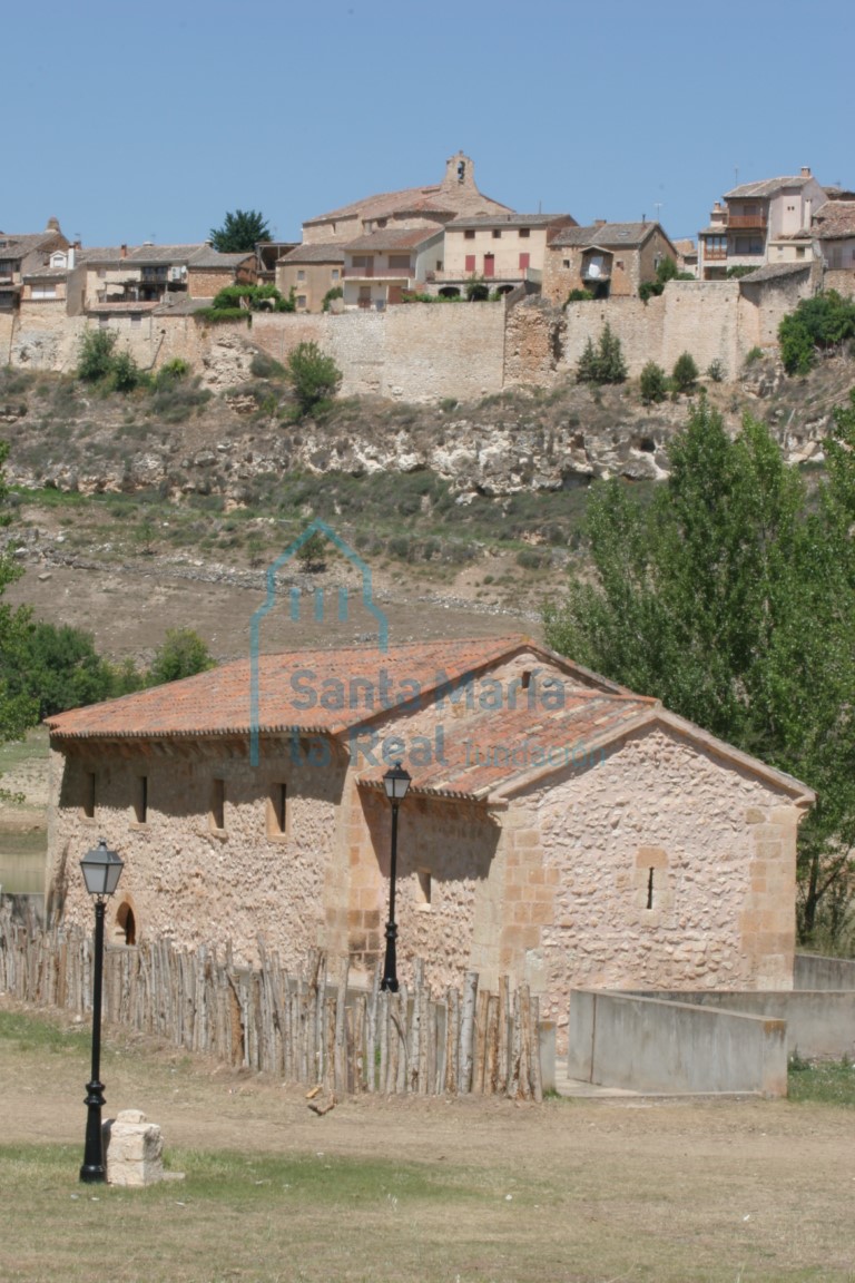 Panóramica de la ermita con la villa al fondo