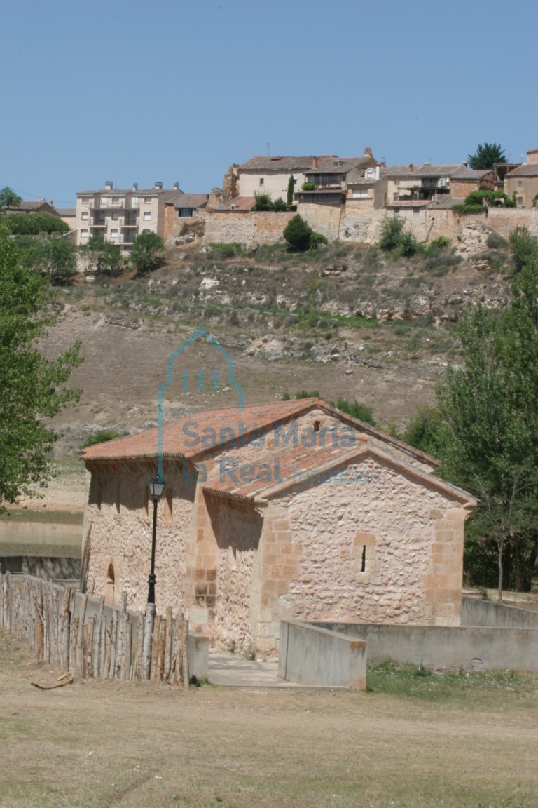 Panóramica de la ermita con la villa al fondo