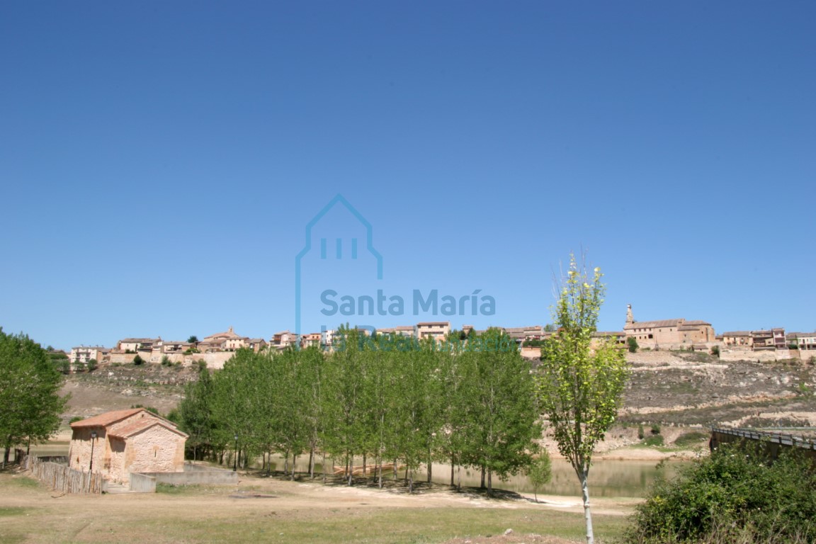 Panóramica de la ermita con la villa al fondo