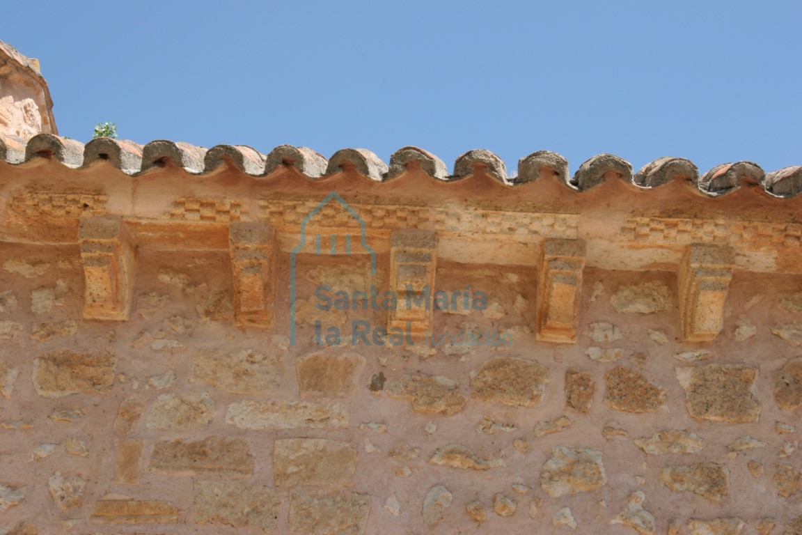 Canecillos de la cabecera del lado sur