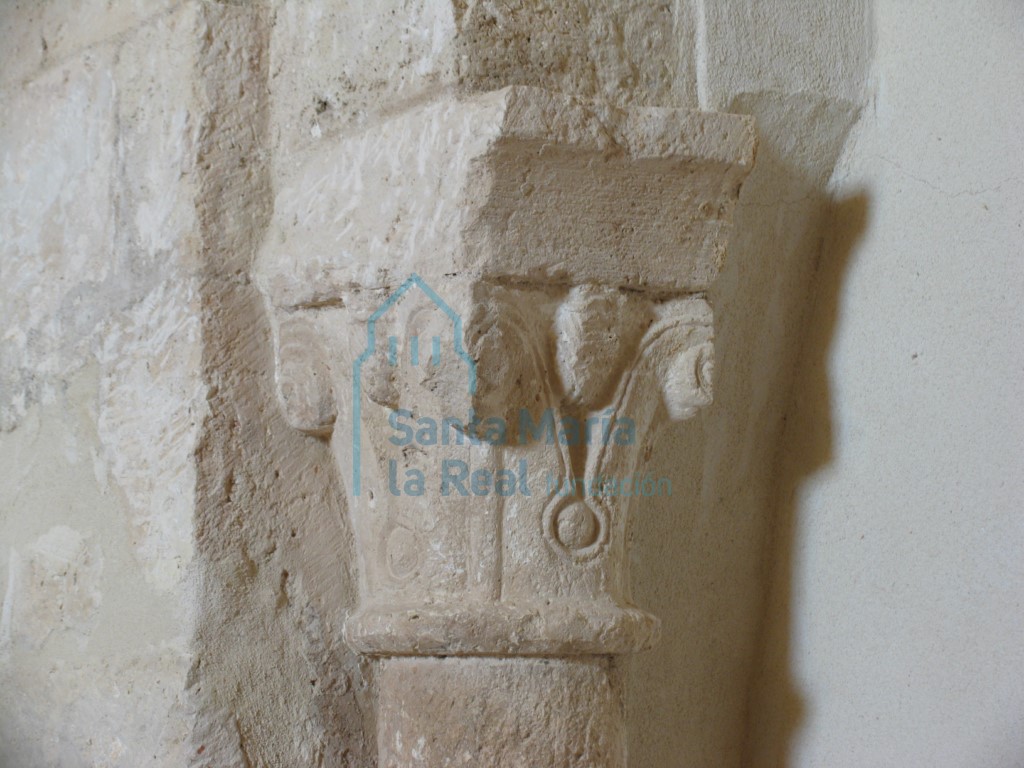 Capitel de la arquería del presbiterio