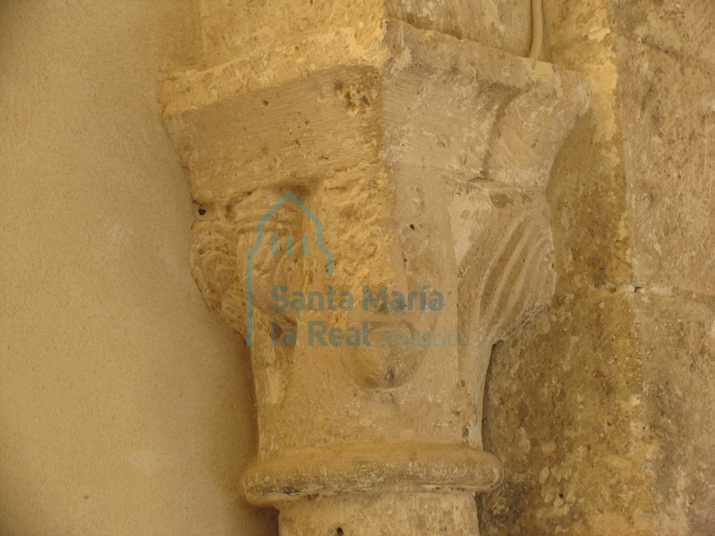 Capitel de la arquería del presbiterio