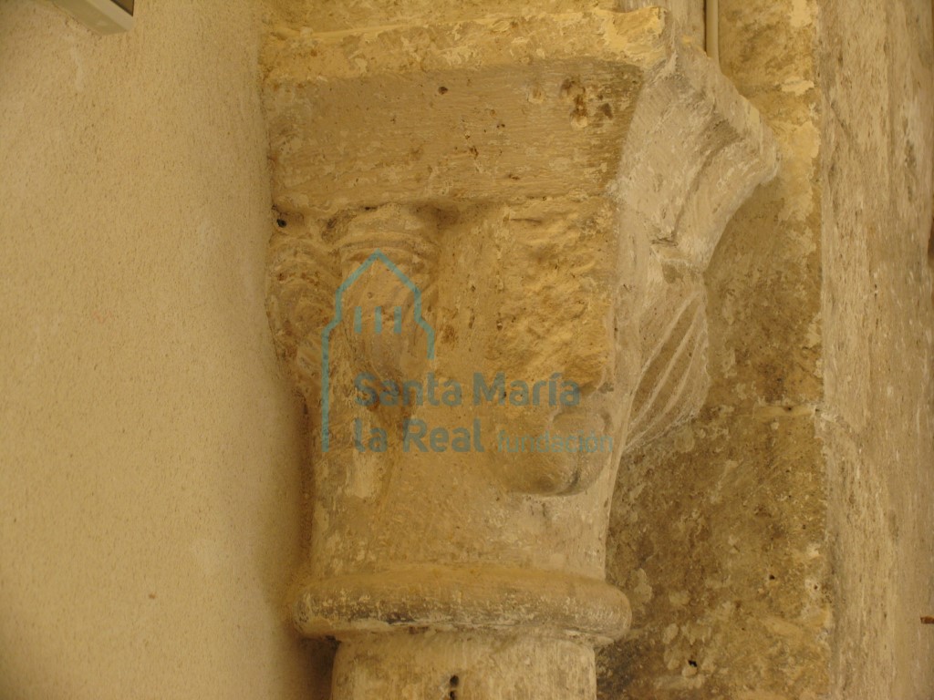 Capitel de la arquería del  presbiterio