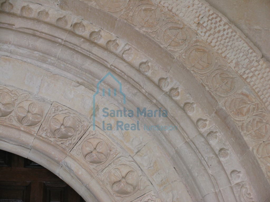 Detalle de la chambrana y las arquivoltas de la portada meridional