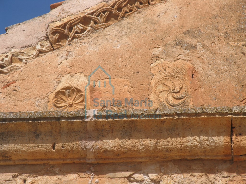 Detalle de motivos geométricos y vegetales en la ampliación del pórtico