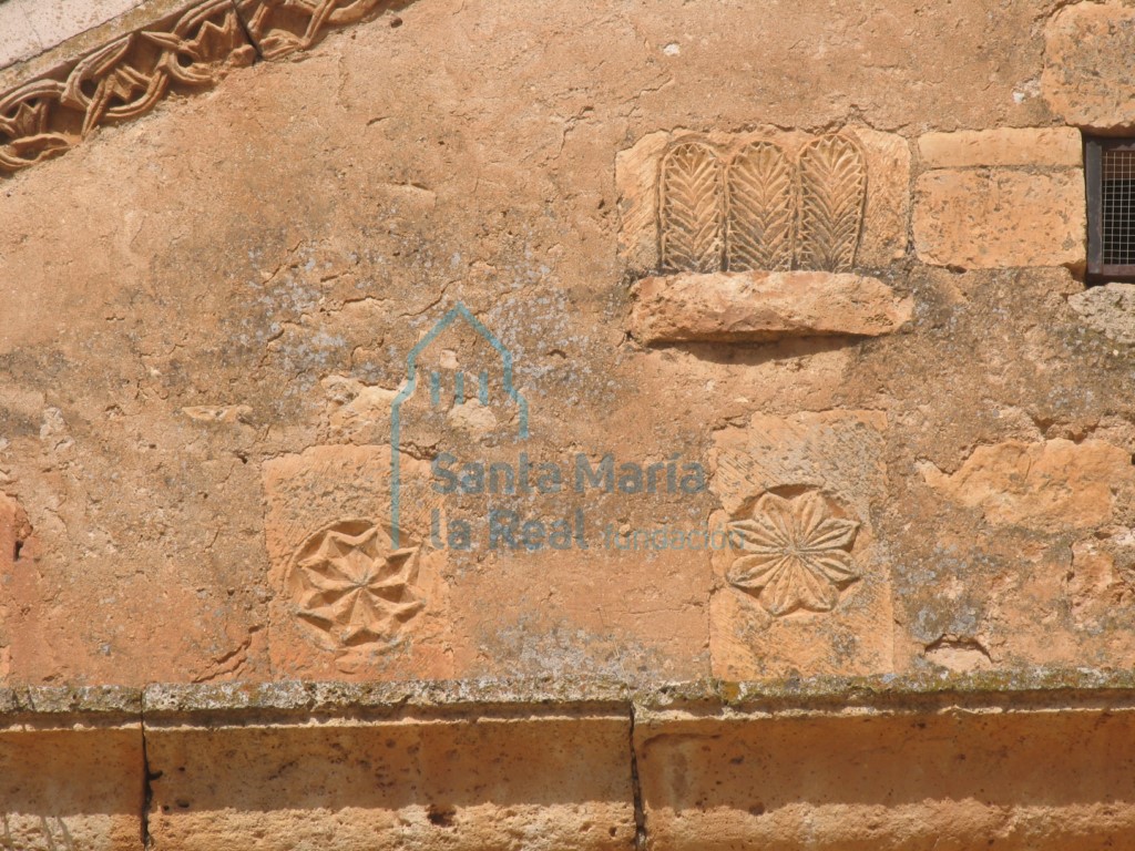 Detalle de motivos vegetales y geométricos en la ampliación del pórtico