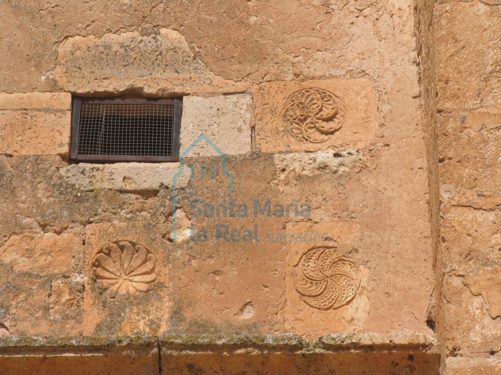 Detalle de motivos vegetales y geométricos en la ampliación del pórtico