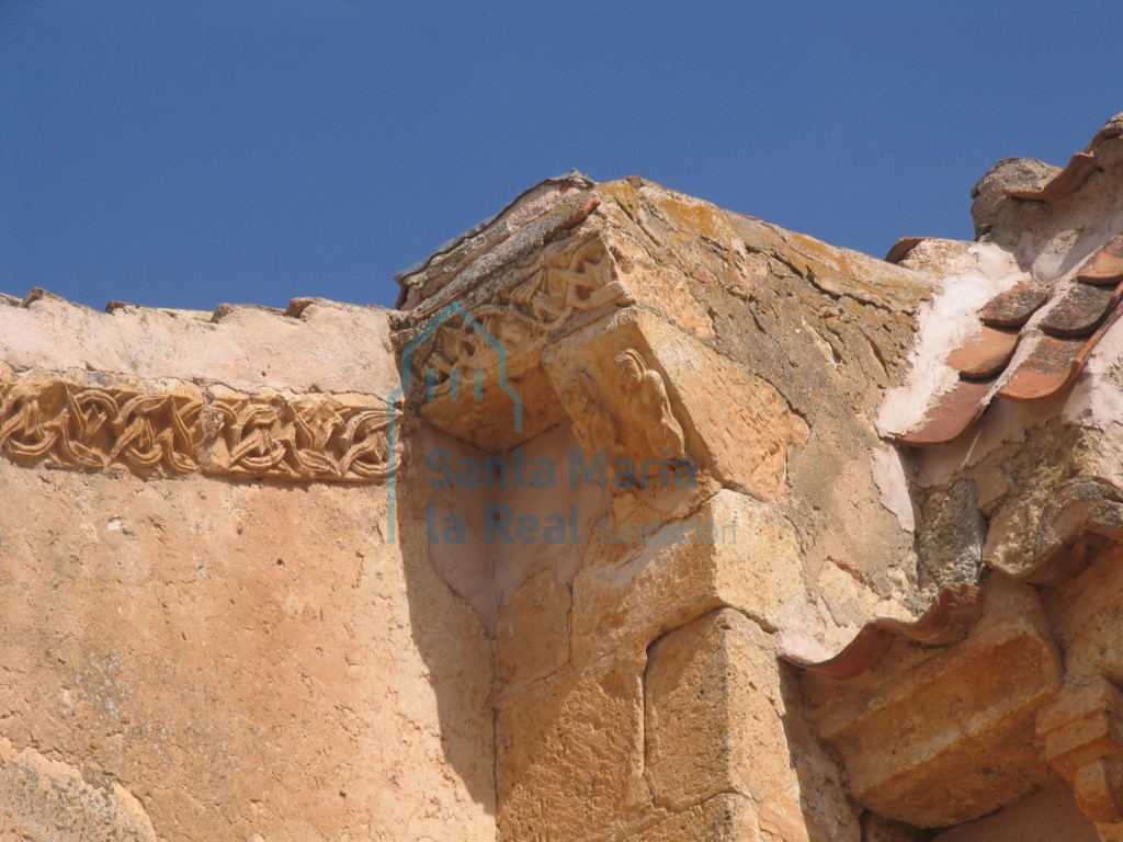 Detalle de los restos de la cornisa de la nave al mediodía Detalle de los restos de la cornisa de la nave al mediodía