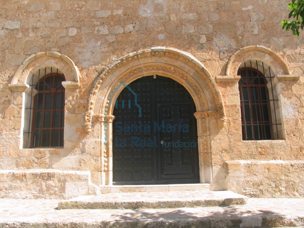 Portada del pórtico al sur