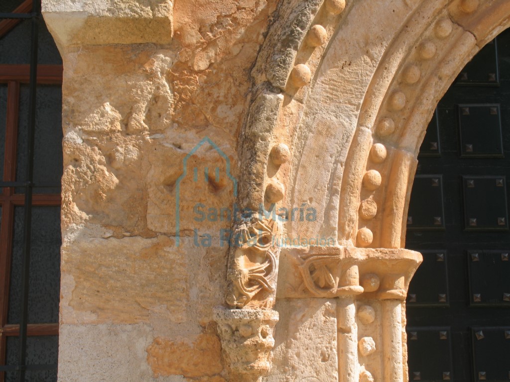 Detalle de la chambrana y las arquivoltas de la portada del pórtico