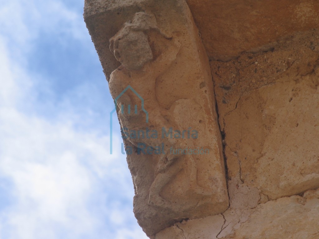 Canecillo con figura humana en la cornisa del muro septentrional