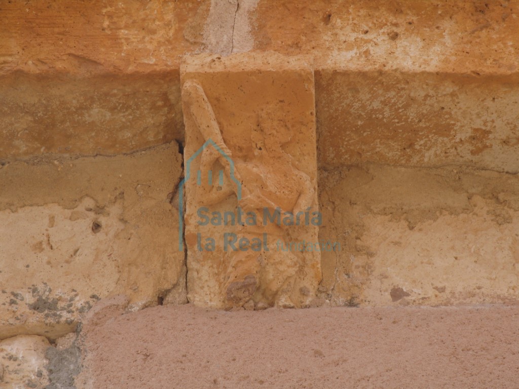 Canecillo con figura humana en la cornisa del muro septentrional