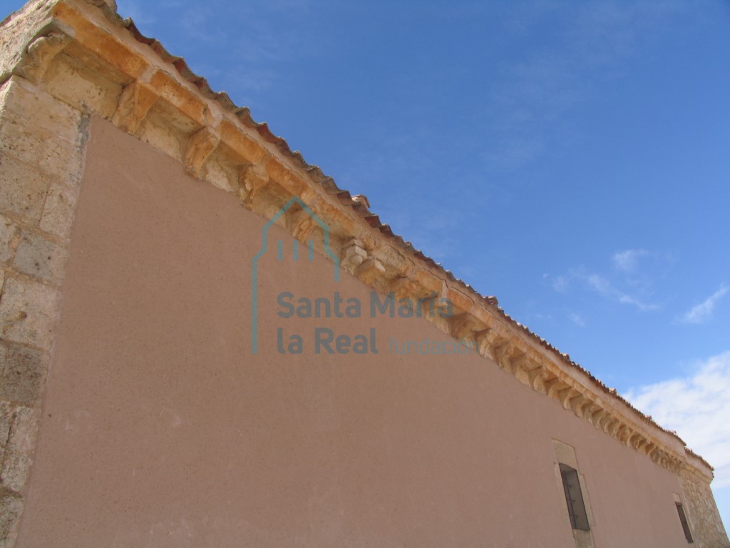 Vista de la cornisa del muro septentrional