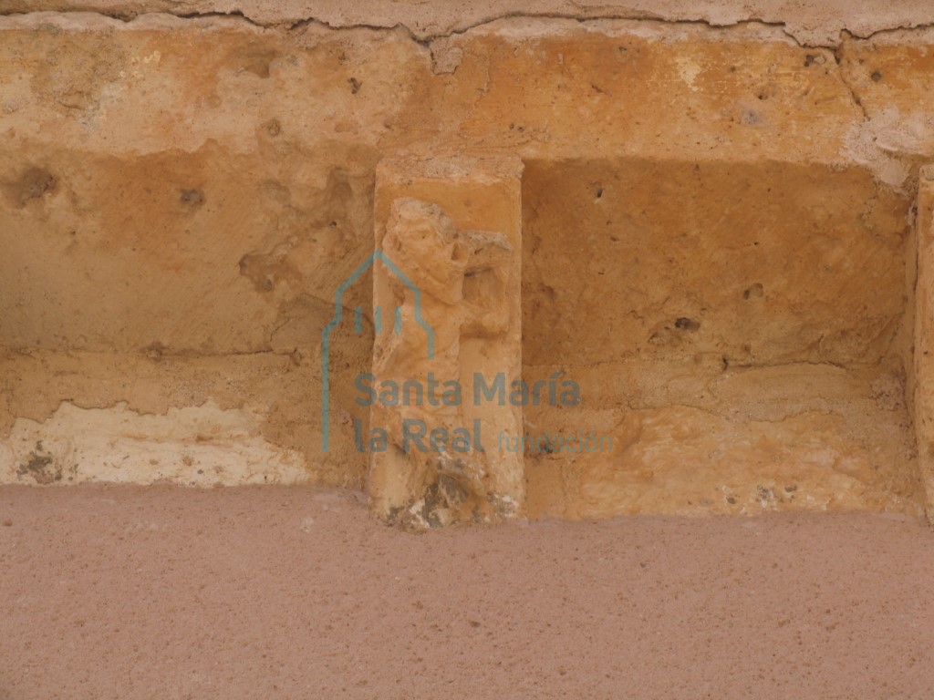 Canecillo con figura humana en la cornisa del muro septentrional