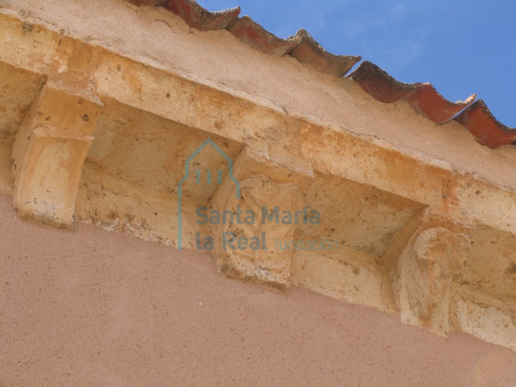 Canecillos con motivos vegetales en la cornisa del muro septentrional