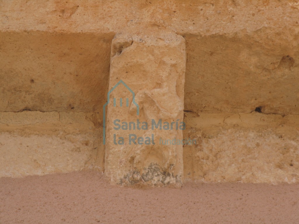 Cancecillo con representación humana en la cornisa del muro septentrional