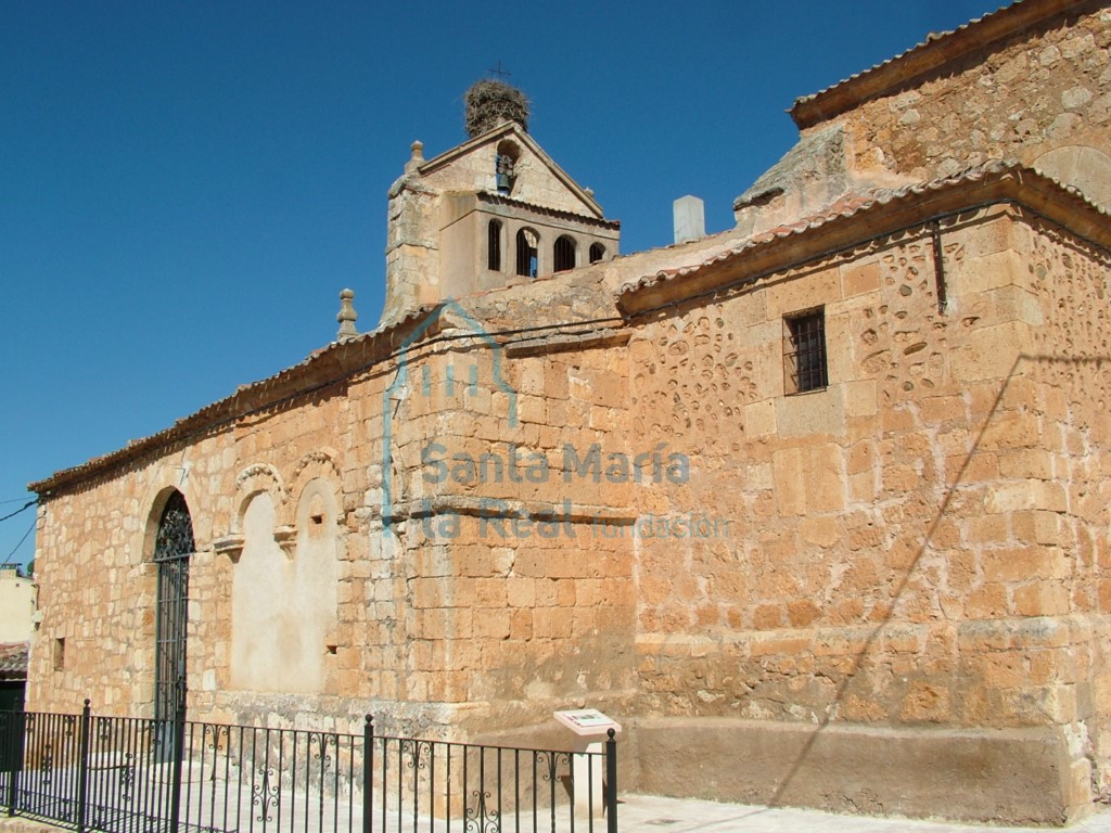 Pórtico en la fachada meridional
