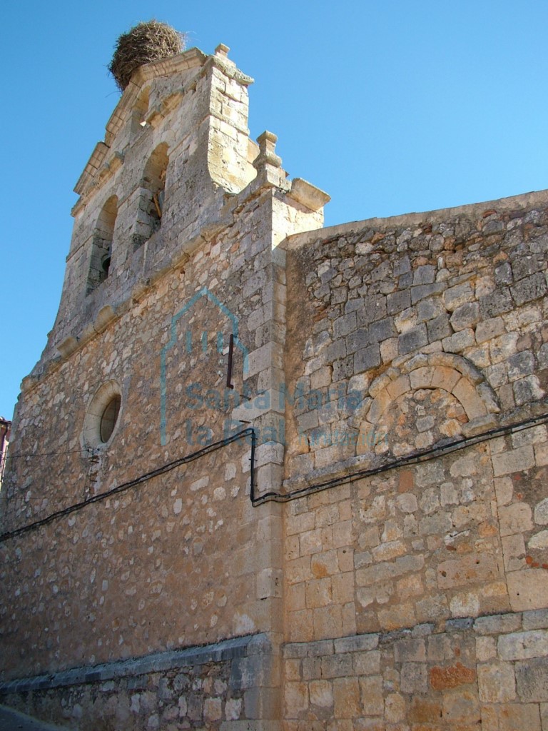 Espadaña en la fachada occidental