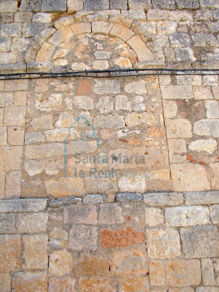 Arco cegado del muro occidental del pórtico