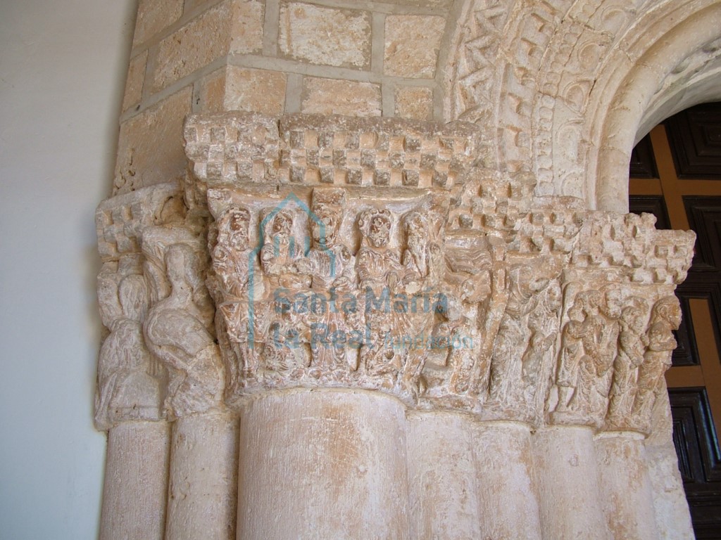 Capiteles de la portada