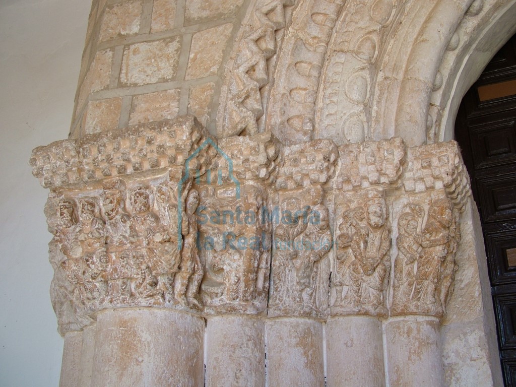 Capiteles de la portada