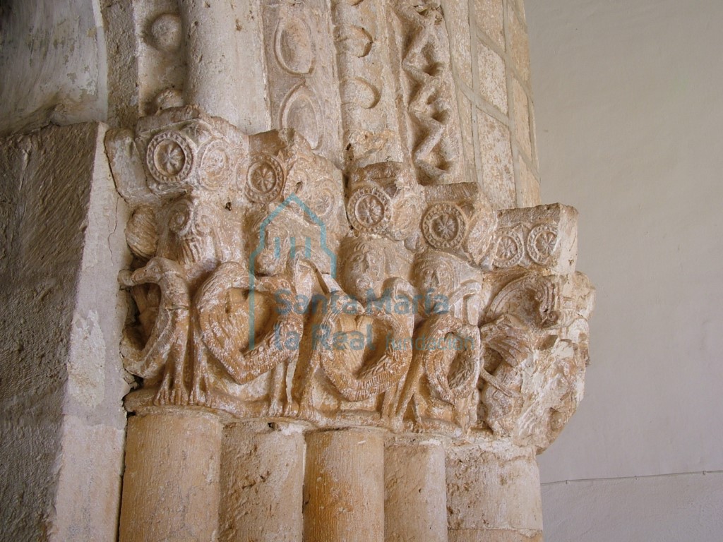 Capiteles de la portada