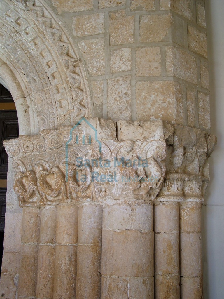 Capiteles de la portada