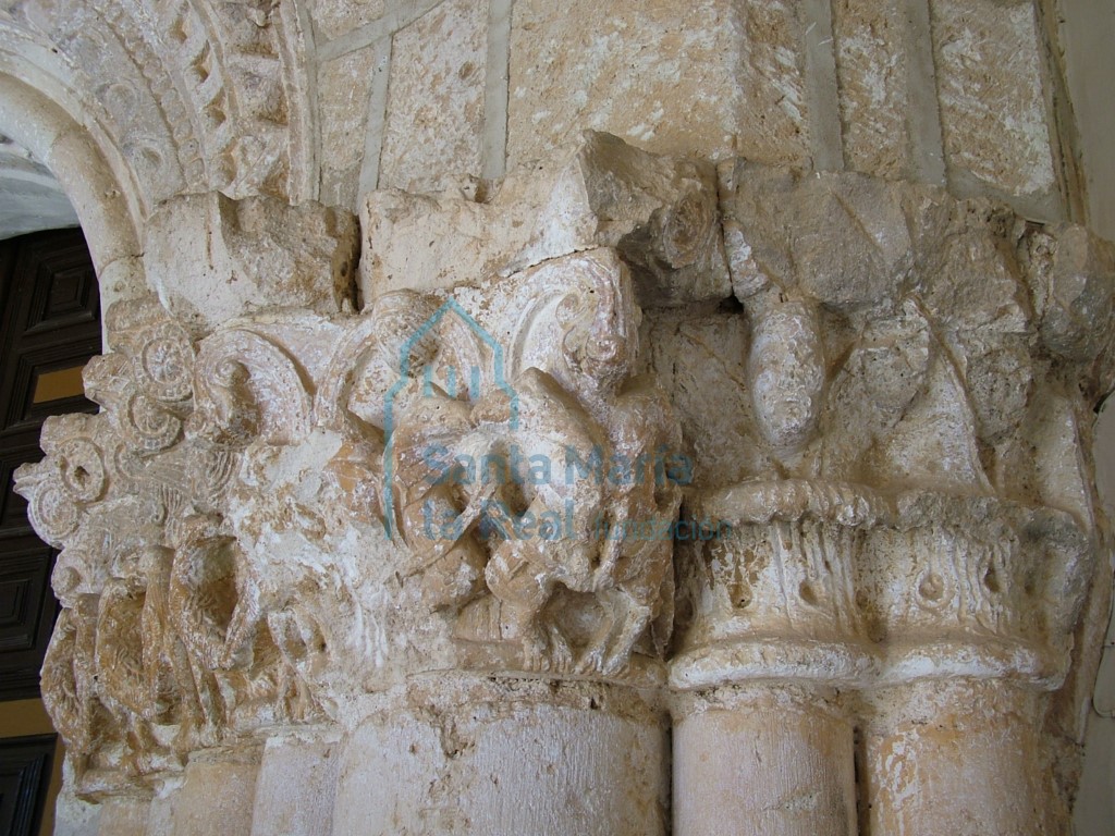 Capiteles de la portada