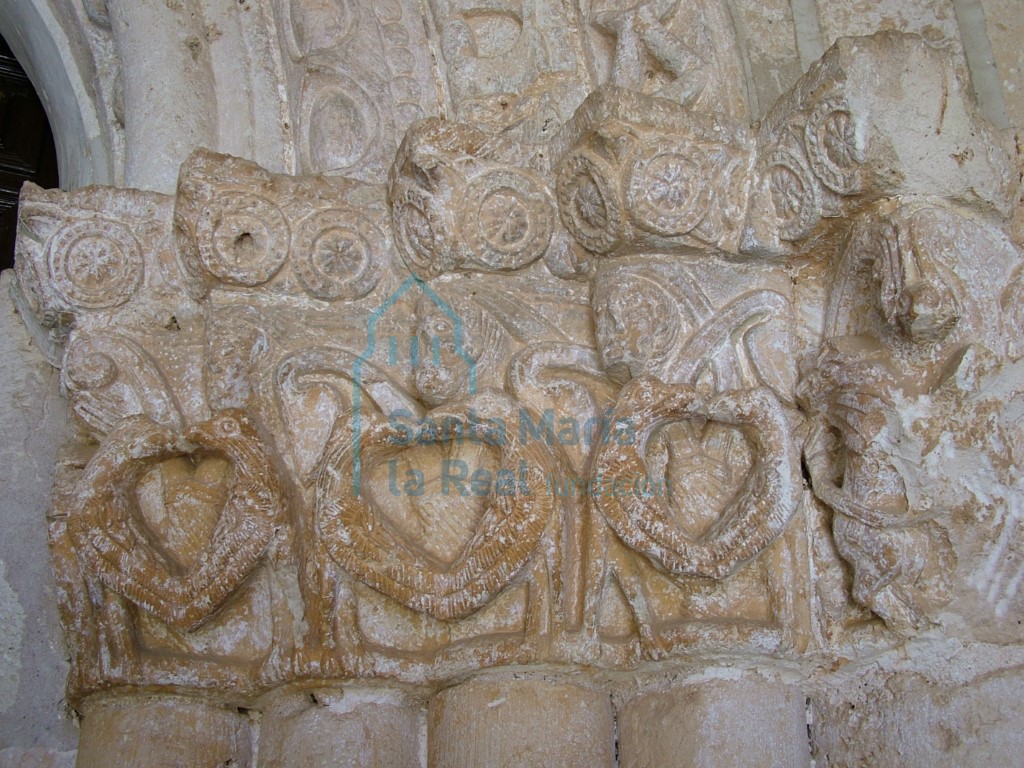 Capiteles con representación de dos sirenas-pájaros afrontados, en la portada