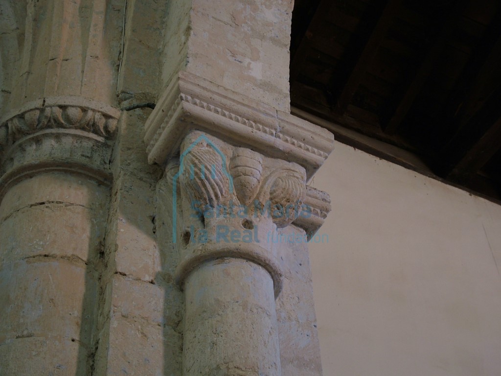 Capitel con decoración de conchas en las esquinas, del arco triunfal