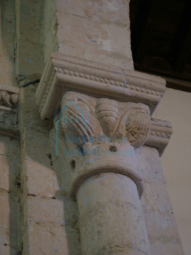 Capitel con decoración de conchas en las esquinas, del arco triunfal