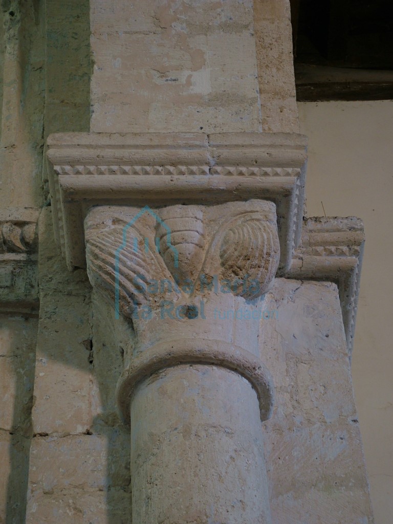 Capitel con decoración de conchas en las esquinas, del arco triunfal