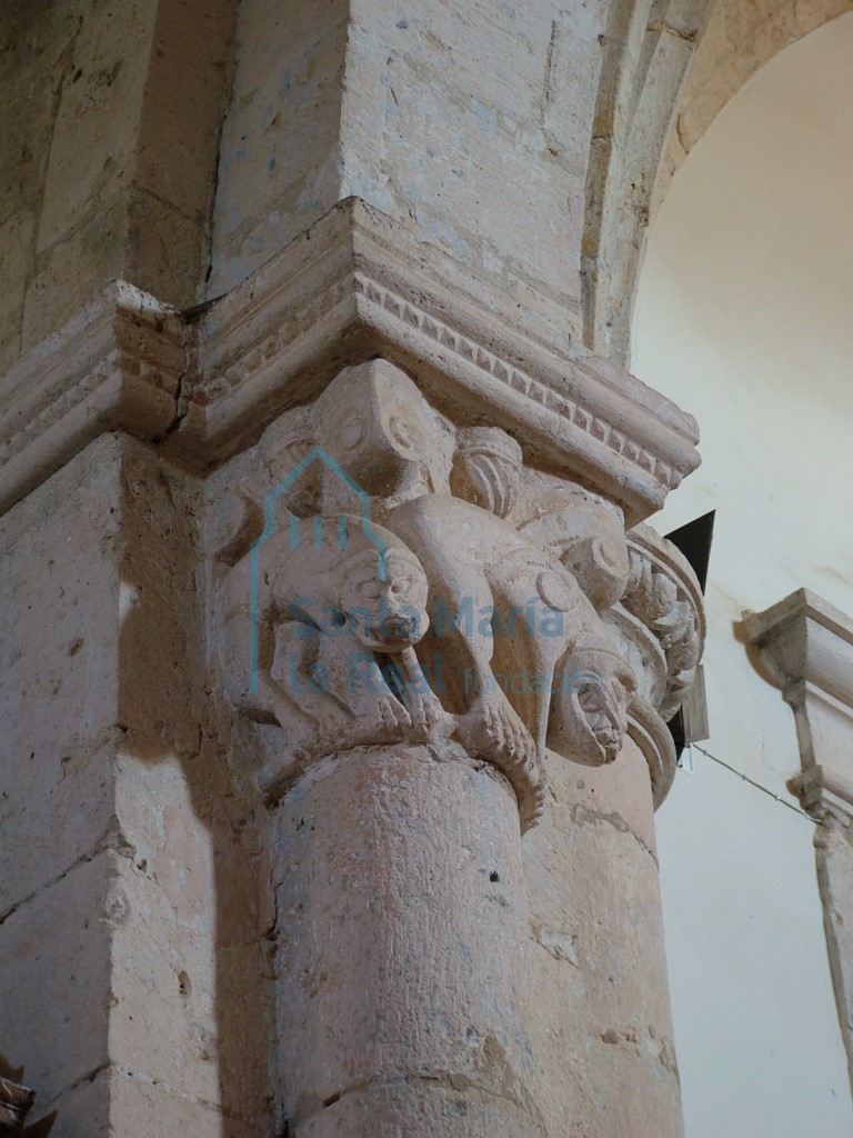 Capitel con dos leones, del arco triunfal