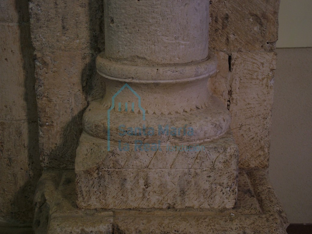 Basa ática de una de las columnas del arco triunfal