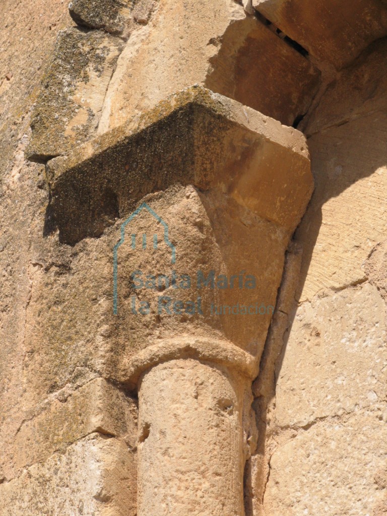 Capitel de la ventana del lateral izquierdo del ábside