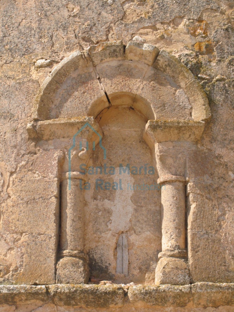 Ventana del lateral derecho del ábside