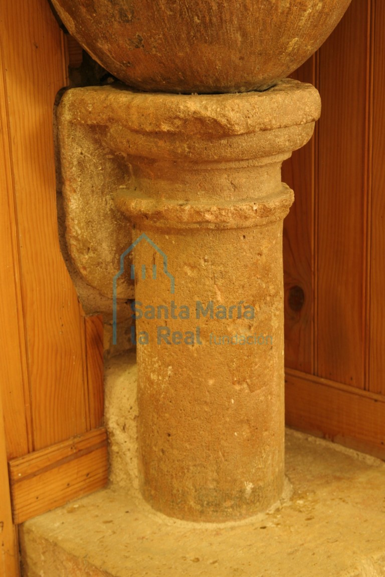 Detalle de la pila aguabenditera