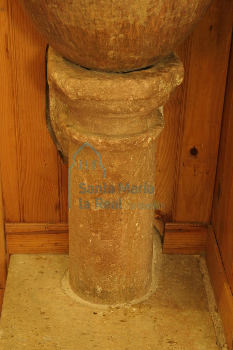 Detalle de la pila aguabenditera