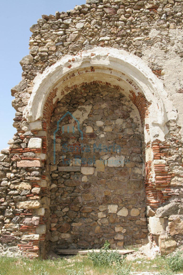 Vista de una arquería ciega