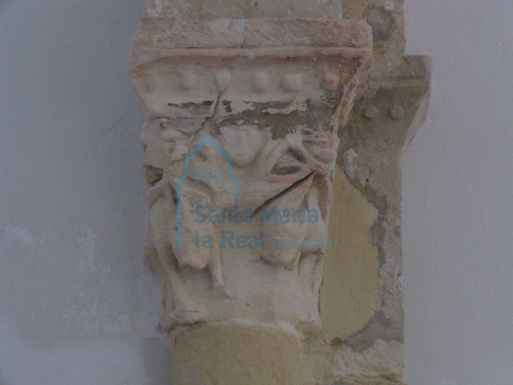 Capitel de la columna del arco triunfal