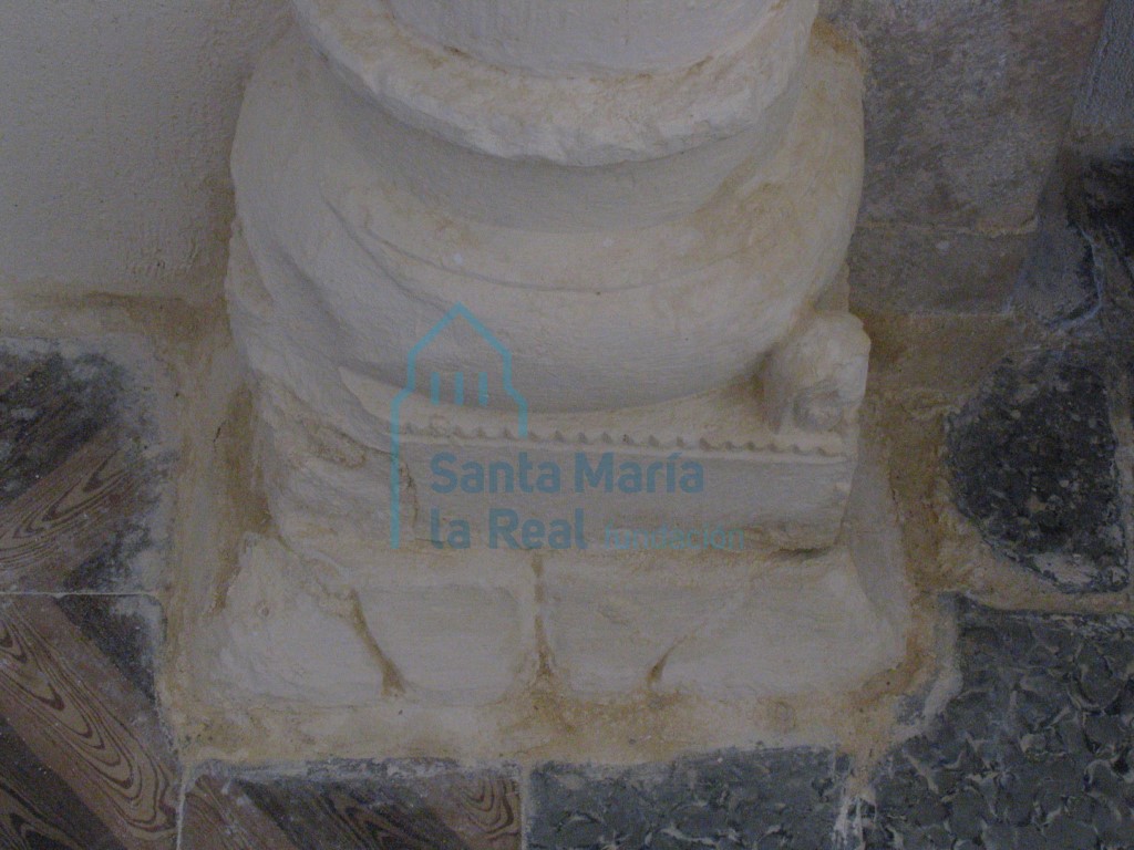 Basa de la columna del arco triunfal