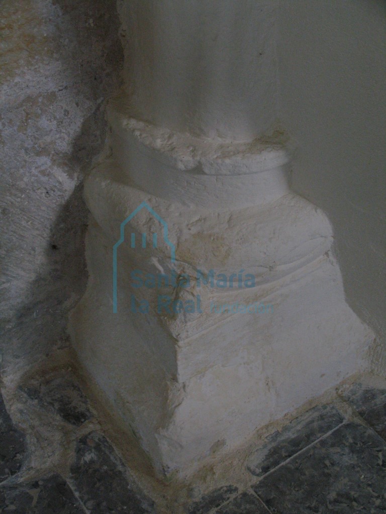 Detalle de basa de la columna del arco triunfal