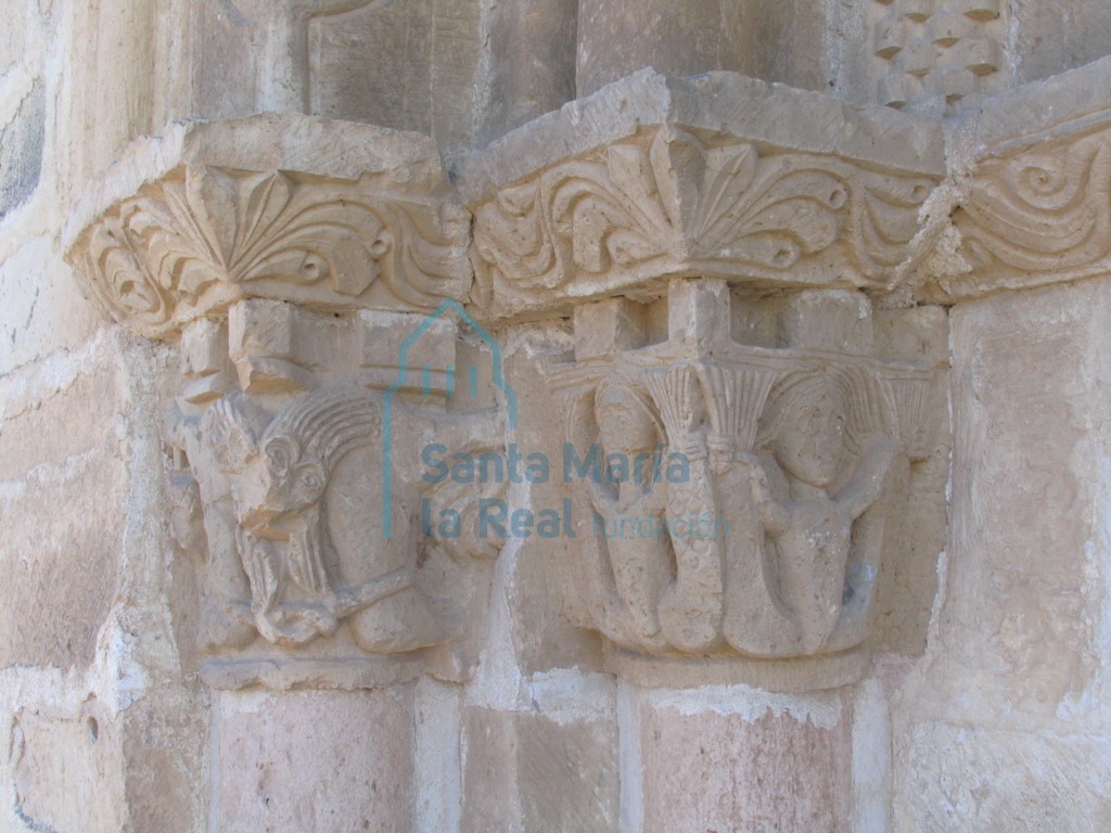 Vista de los capiteles del lado izquierdo de la portada septentrional