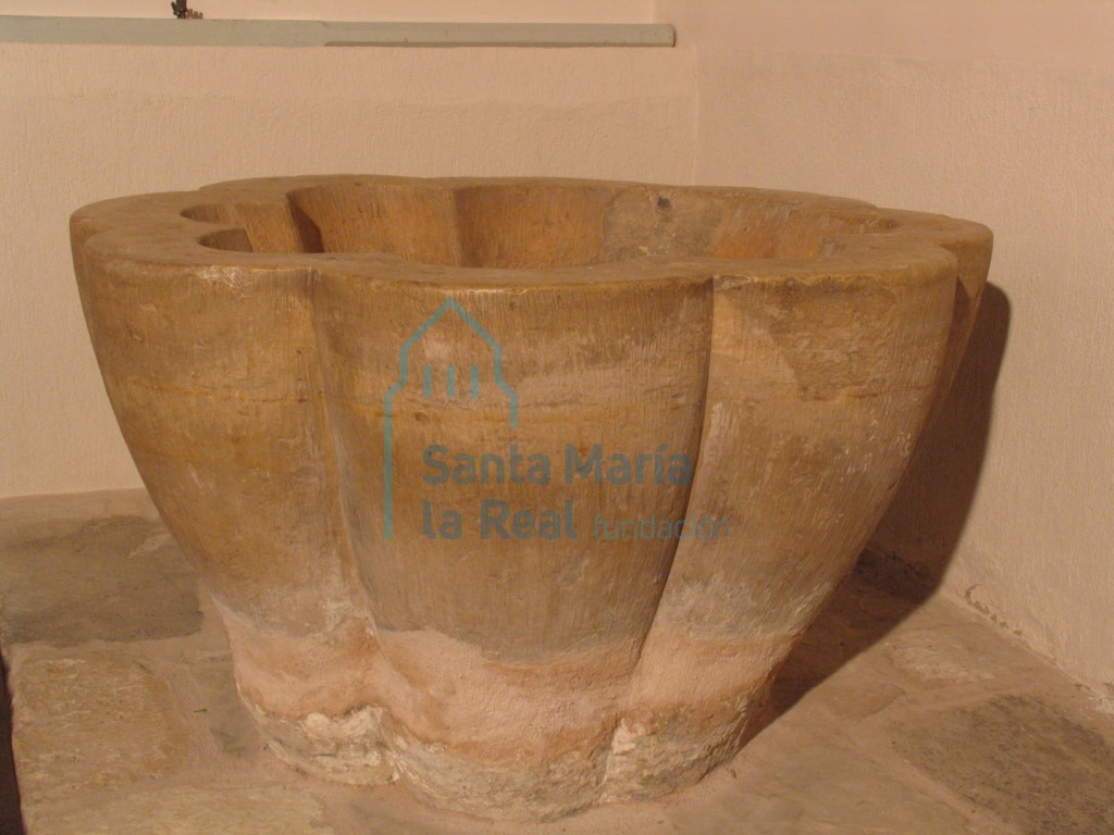 Pila bautismal gallonada