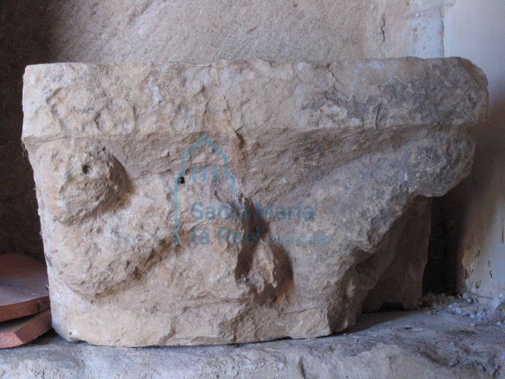 Capitel descontextualizado en el atrio. Serpiente